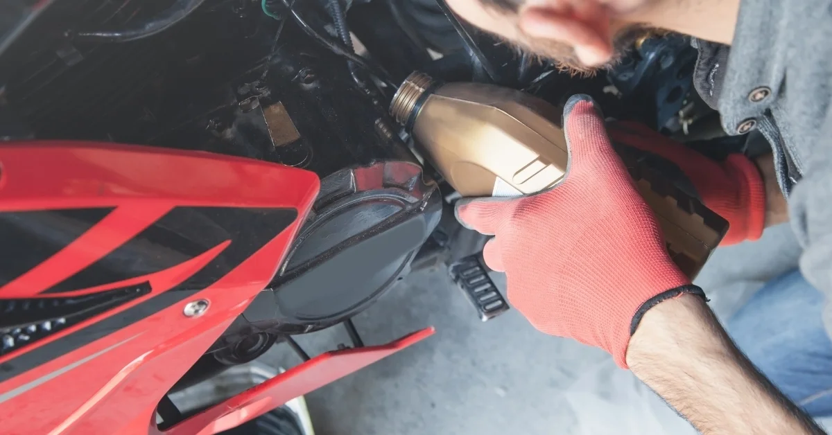 Olio motore moto: funzioni, vantaggi e manutenzione corretta