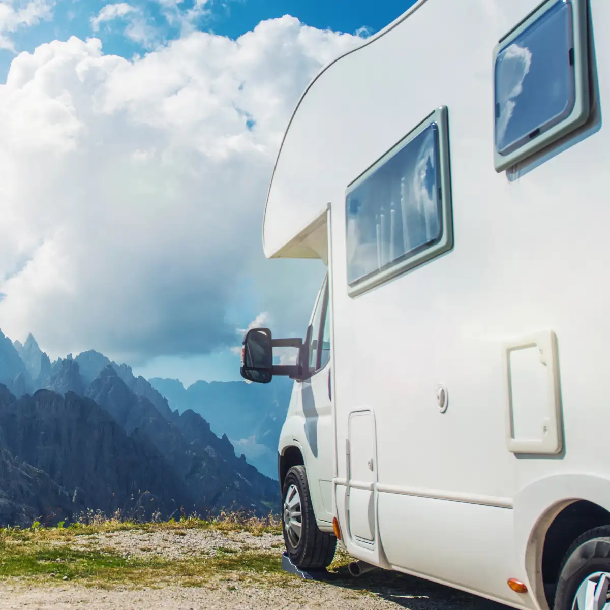 Manutenzione camper fermo da mesi controllo olio motore prima della ripartenza