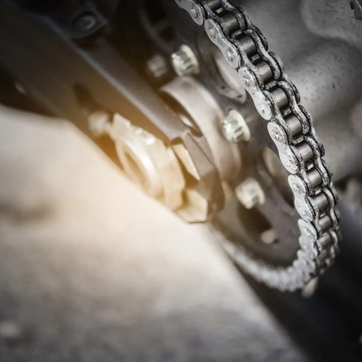 Catena moto: come pulirla e lubrificarla correttamente